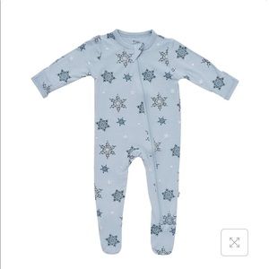 Kyte BABY Zippered Footie in Snowflake. Size 18-24m